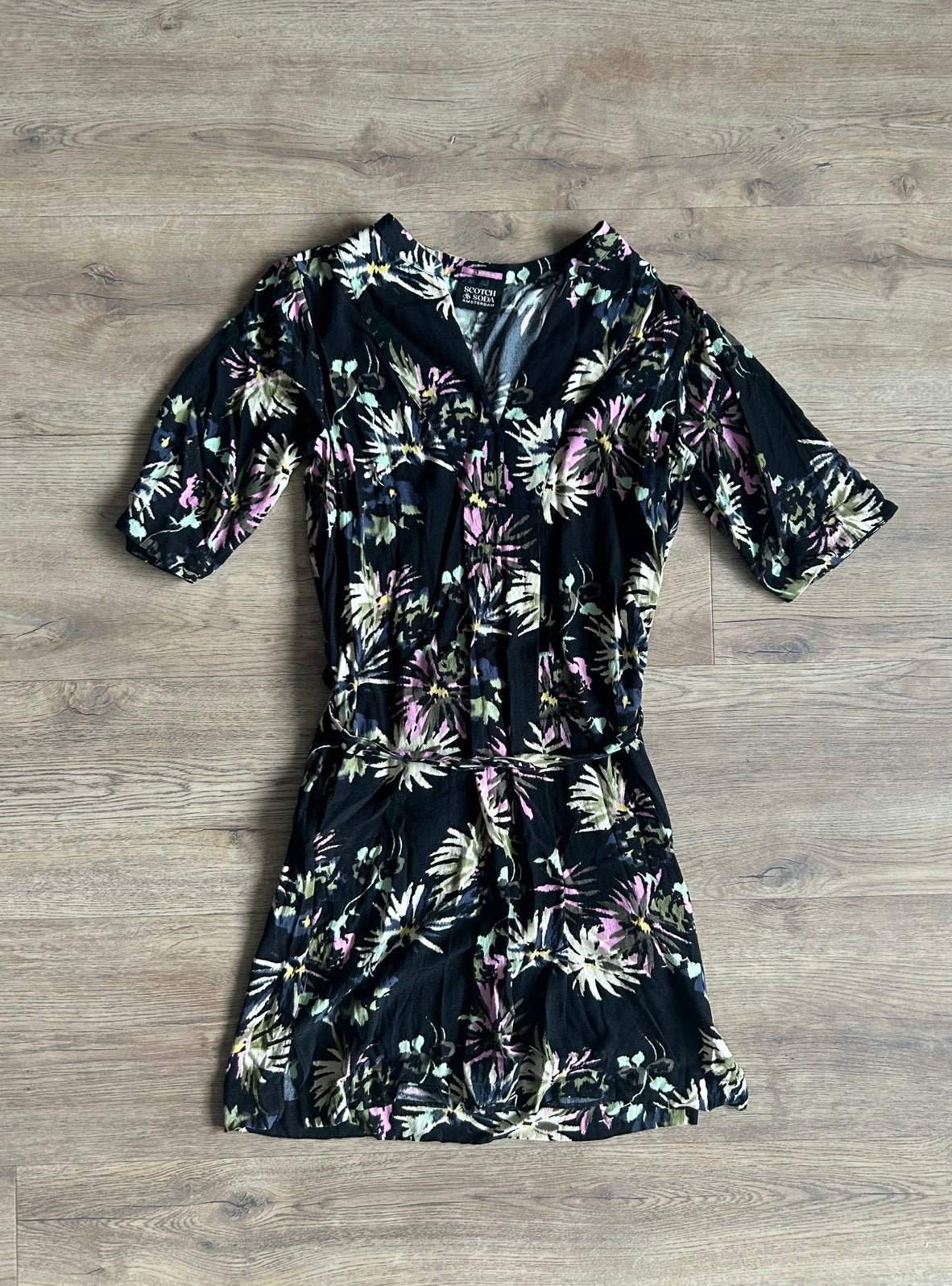 Scotch & Soda Jurk Bloemenprint Viscose Zwart Maat 40 / L, Kleding | Dames, Jumpsuits, Ophalen of Verzenden, Zo goed als nieuw