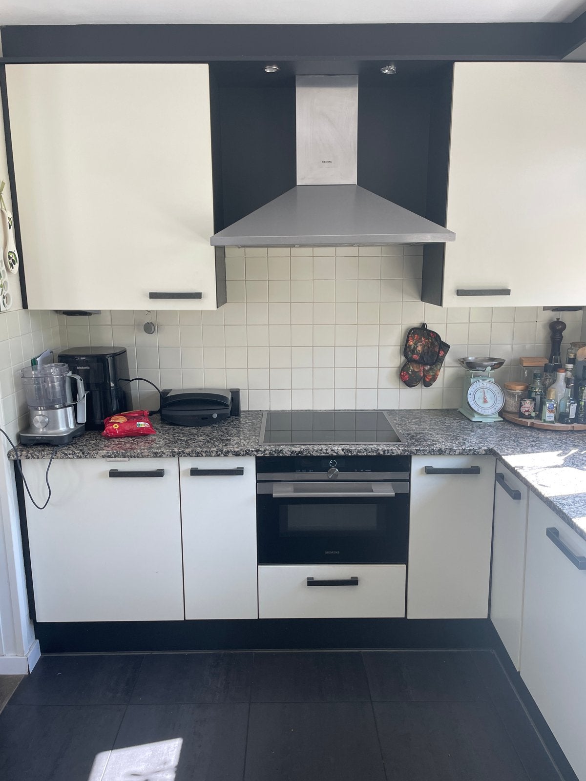 Moderne hoekkeuken met apparatuur en granieten blad, Ophalen, Gebruikt, Wit, Hoekkeuken