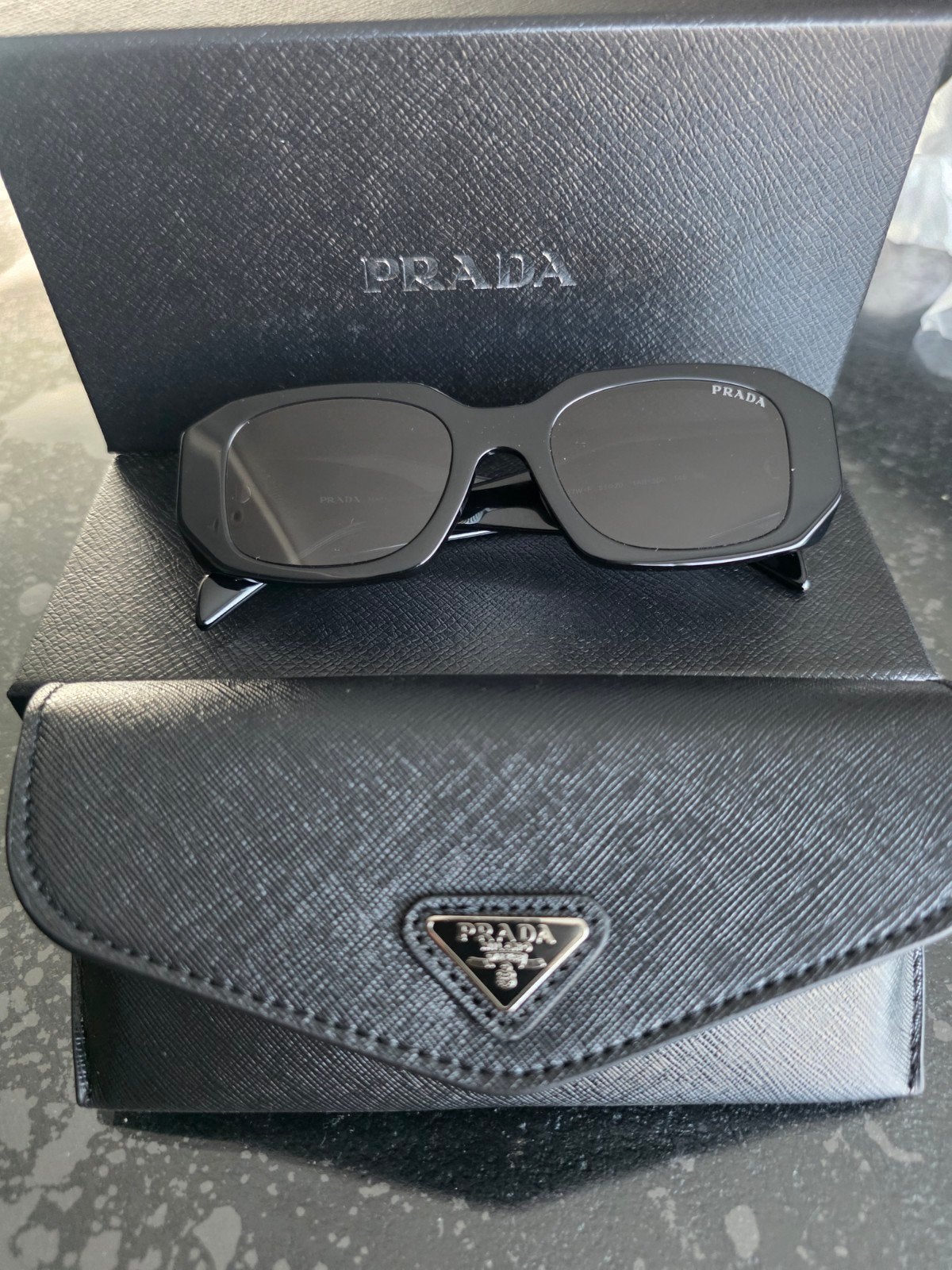 Prada Zonnebril Zwart - Nieuw met Doos en Etui, Ophalen of Verzenden