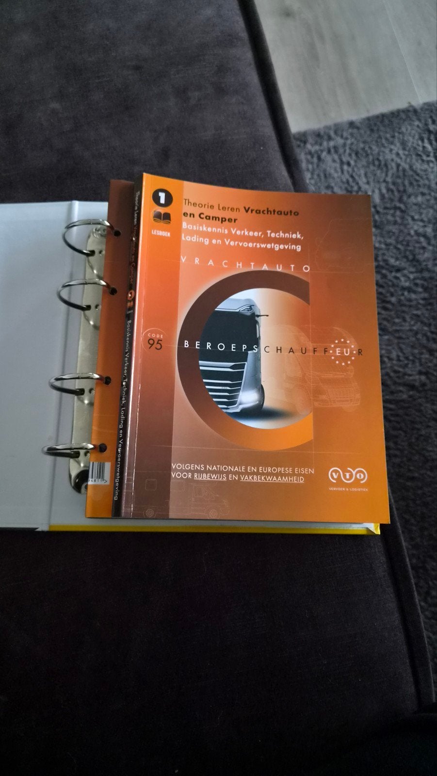 Vrachtauto Beroepschauffeur Theorieboeken (Code 95), Ophalen of Verzenden, Zo goed als nieuw, MBO, VTO Verkeer & Logistiek