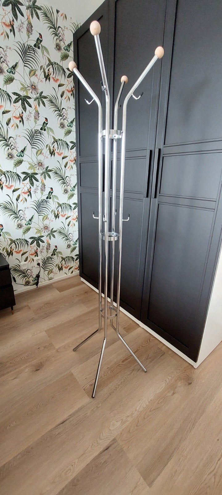 Moderne staande kapstok - Chroom met houten details, Huis en Inrichting, Ophalen, Zo goed als nieuw, Metaal, Staande kapstok