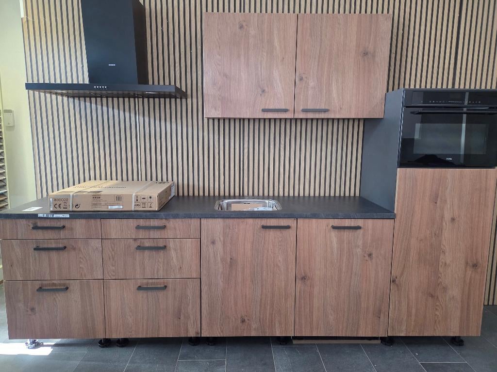 NIEUWE Luxe Q-Line Showroomkeuken ca. 300 cm / INNOVARE, Overige kleuren, Enkelwandige keuken, Zo goed als nieuw, Kunststof