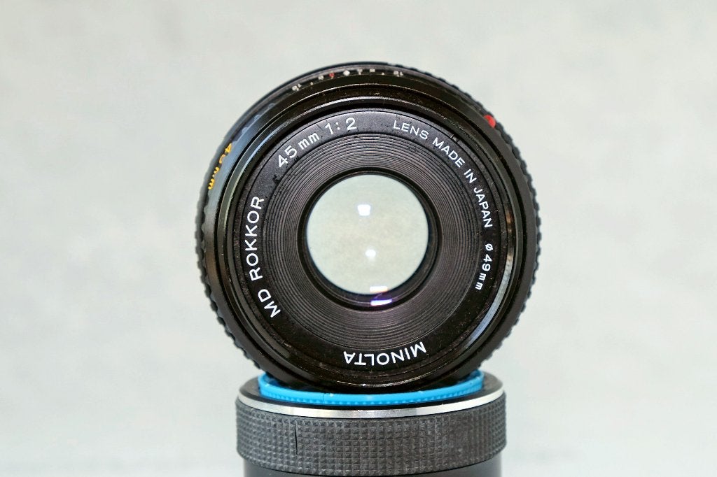 Minolta MD Rokkor 45mm f/2 Pancake lens, Ophalen of Verzenden, Zo goed als nieuw, Standaardlens