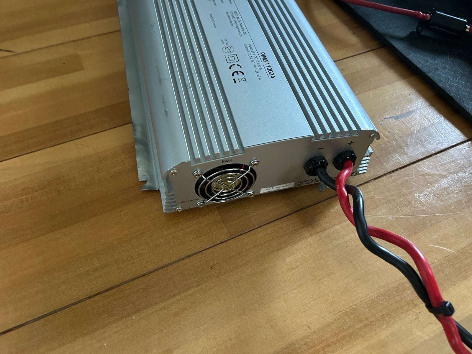 Nedis PIMS170024 Omvormer 1700W 24V DC naar 230V AC, Ophalen