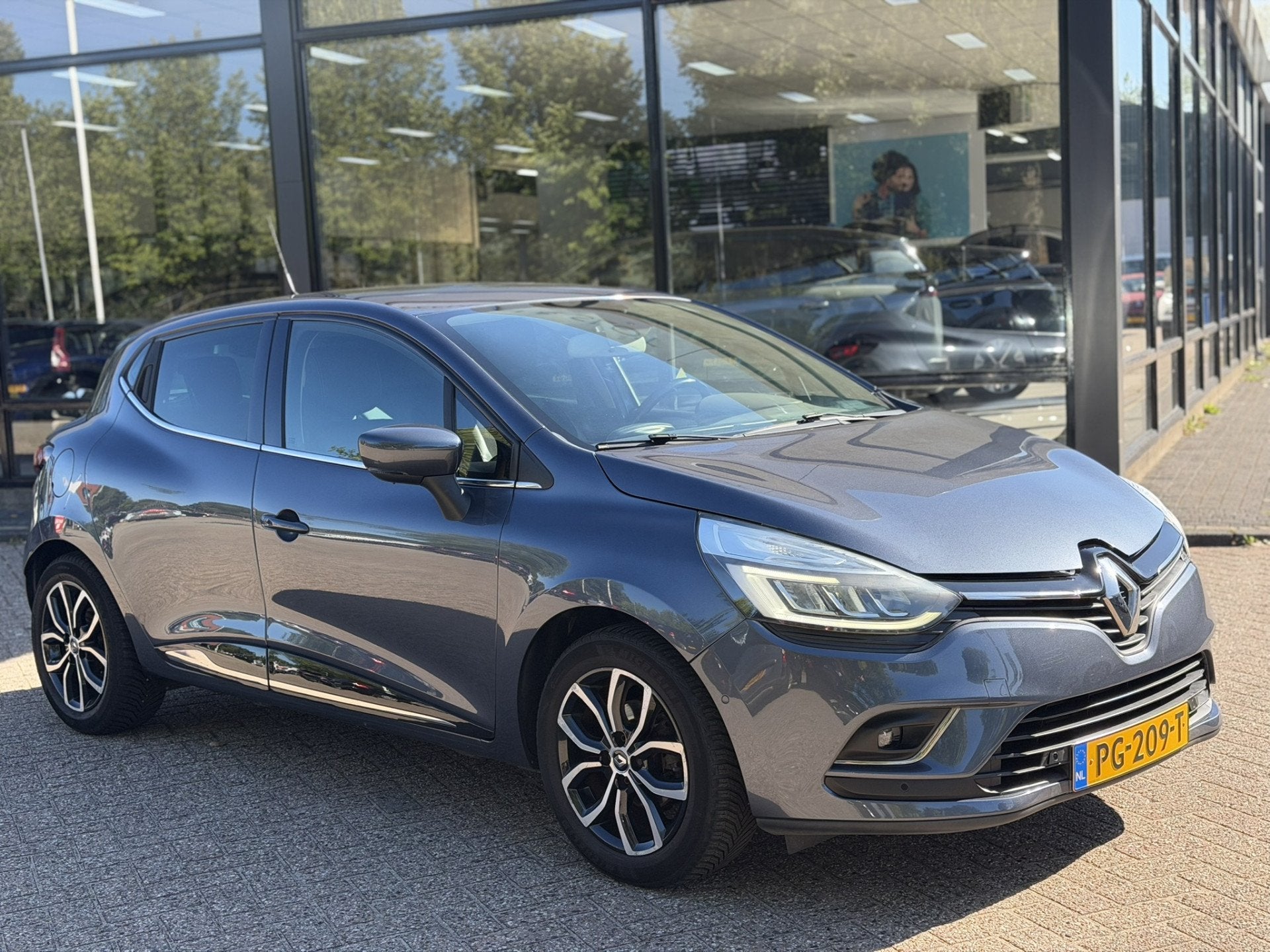 Renault Clio 0.9 TCe Intens Navigatie | Camera | Climate Con, Voorwielaandrijving, Gebruikt, 49 €/maand, Origineel Nederlands
