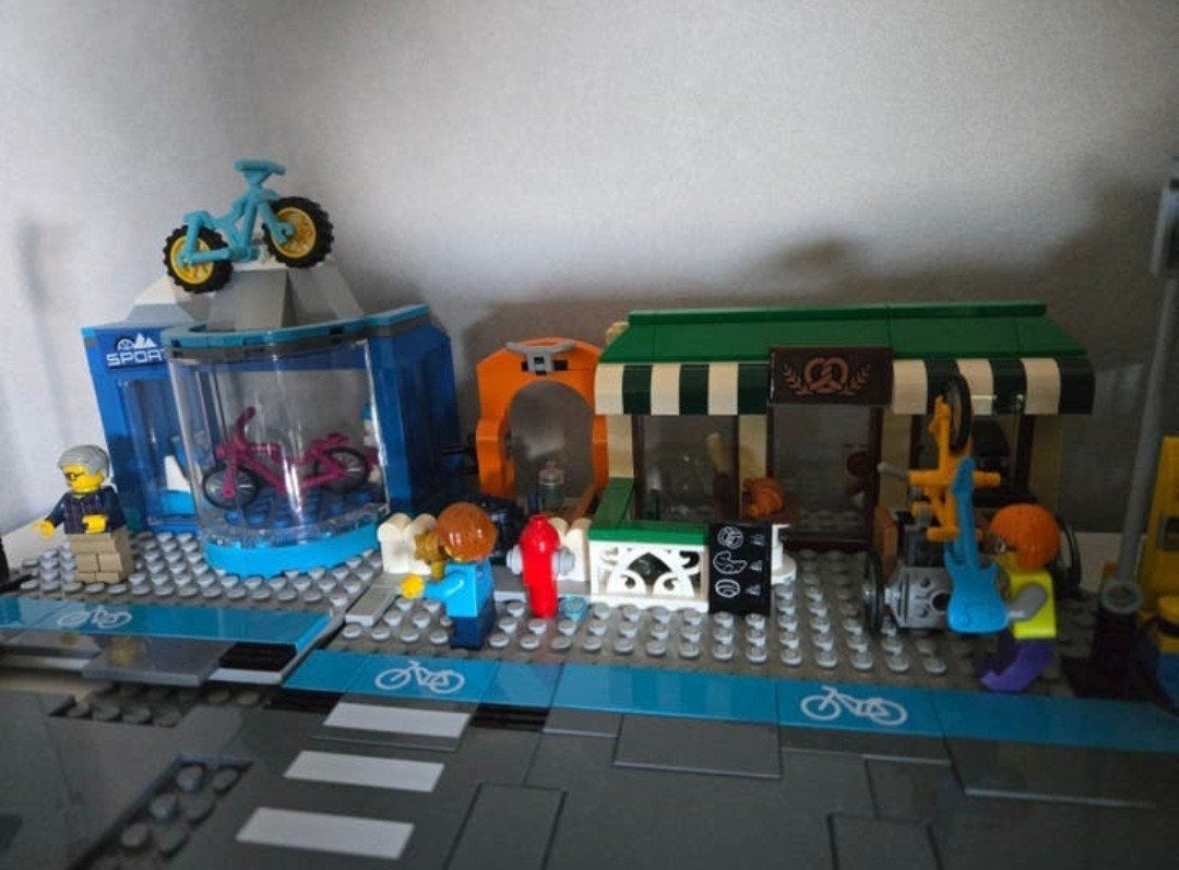 Lego fietsenzaak met broodjeszaak, Kinderen en Baby's, Speelgoed | Duplo en Lego, Ophalen