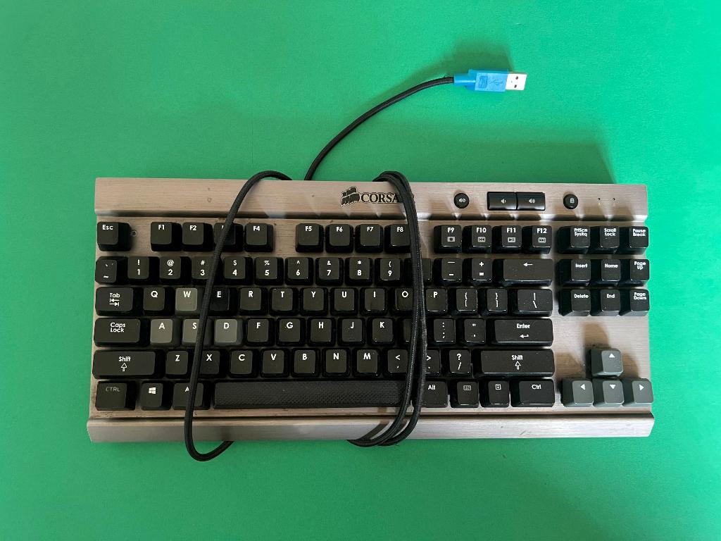 Corsair Vengeance K65 Mechanical Keyboard - Cherry MX Red, Computers en Software, Toetsenborden, Ophalen of Verzenden, Qwerty