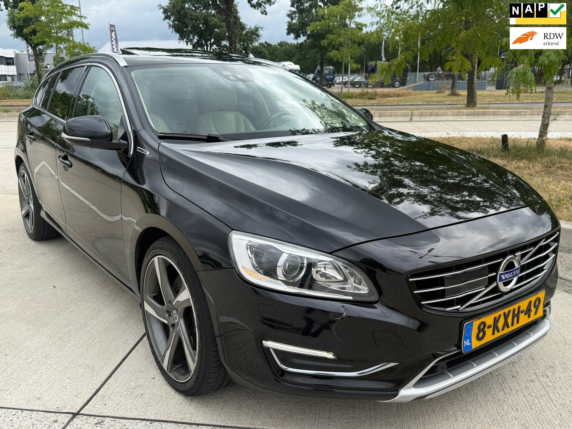 Volvo V60 2.4 D6 AWD Plug-In Hybrid Summum, Auto's, Automaat, Startonderbreker, Beige, Zwart