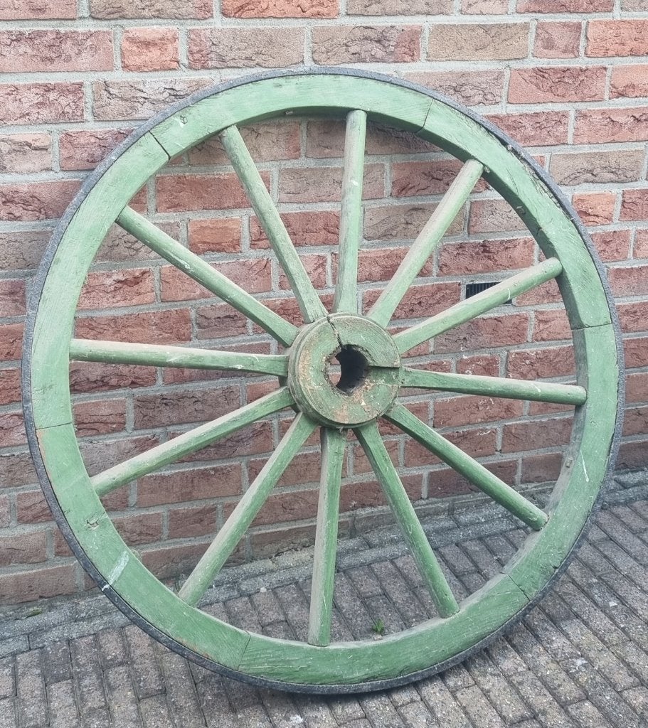 Oud antiek karrewiel. In prima staat., Ophalen