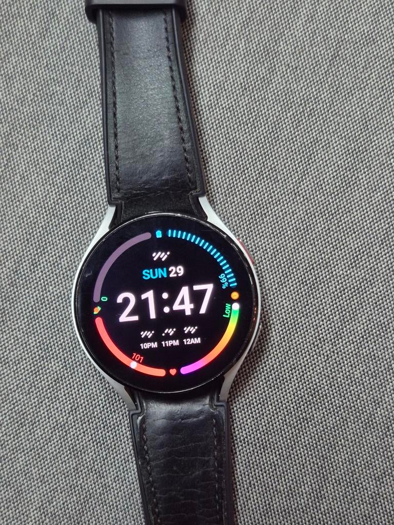 Samsung Galaxy Watch 4 - Zilver met Zwart Bandje, Ophalen of Verzenden, Zo goed als nieuw, Samsung, Waterdicht