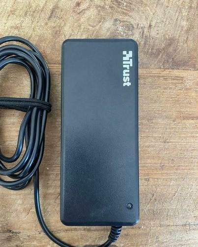 Trust universele laptoplader 70W, Ophalen of Verzenden, Gebruikt