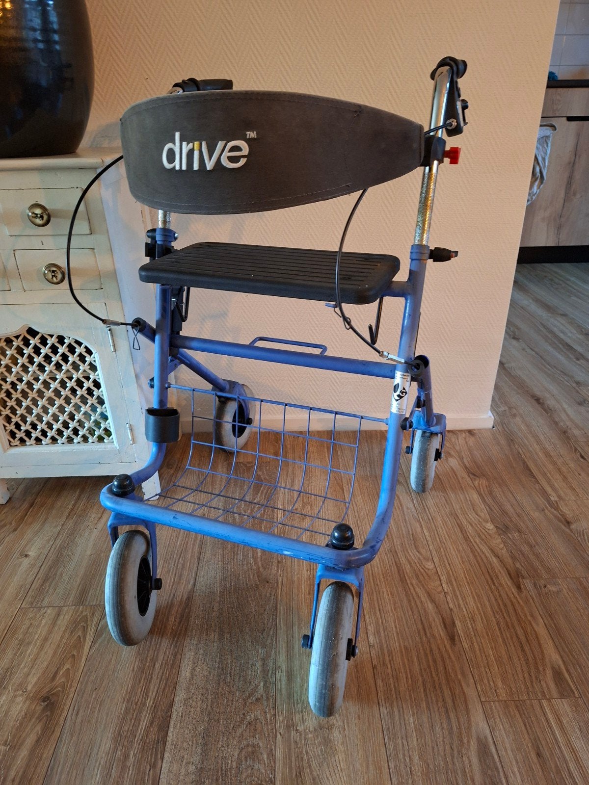 blauwe rollator is een Premis Provo met rugleuning, Ophalen