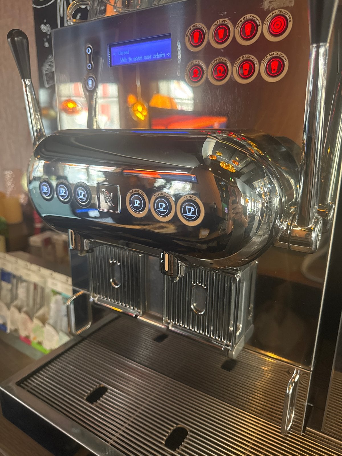 Nespresso Aguila koffiemachine - 3 jaar oud, perfecte staat, Ophalen, Koffiepads en cups, 10 kopjes of meer, Koffiemachine