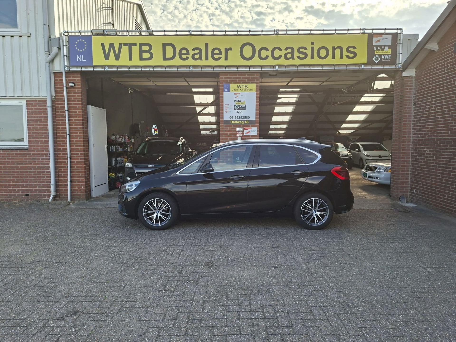 BMW 2-serie Active Tourer 218i M Sport, Navi, BMWdealer o.h., Auto's, Voorwielaandrijving, Gebruikt, Zwart, Bedrijf