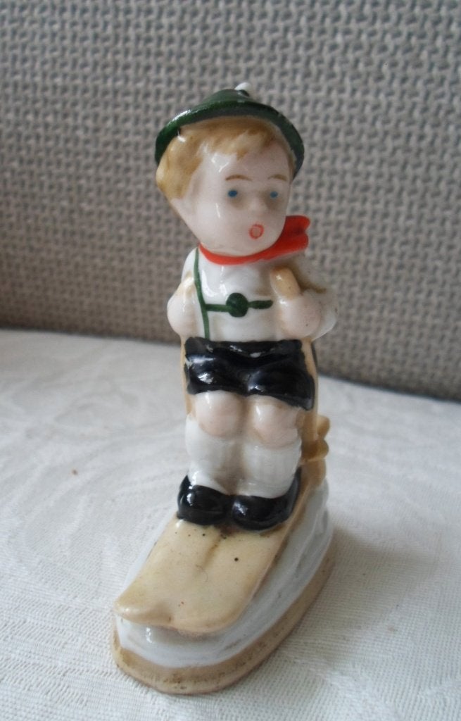 Porseleinen beeldje. Jongen op ski's. Jaren '20 - '40, Verzamelen, Ophalen of Verzenden, Zo goed als nieuw, Mens