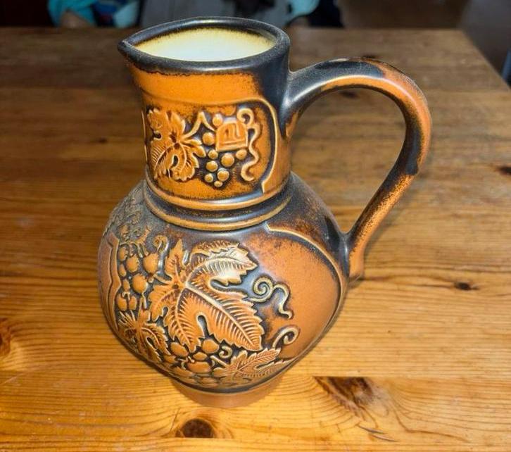 Oude kruik /vaas met druivenmotief en tekst, Ophalen of Verzenden
