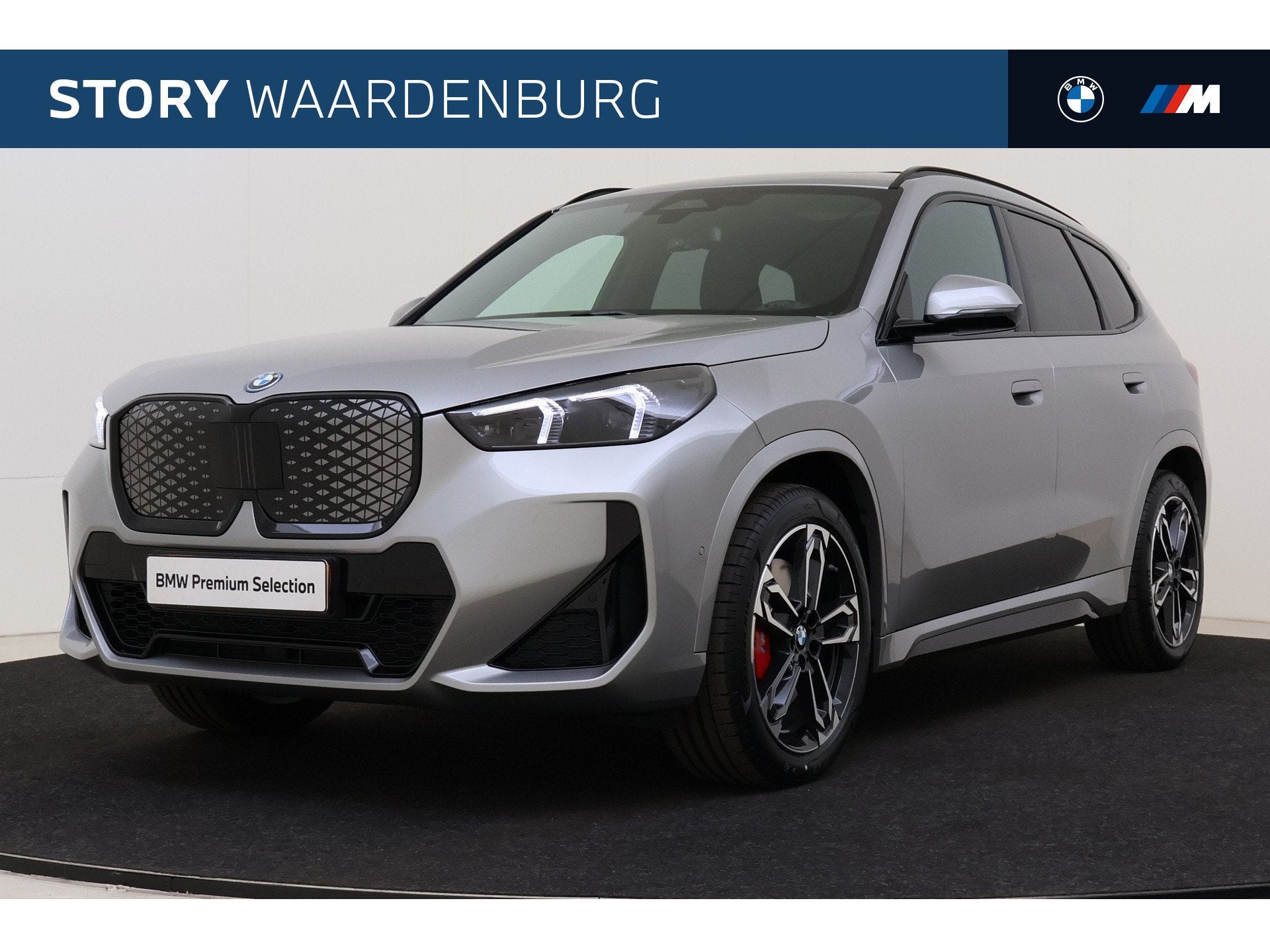 BMW iX1 eDrive20 M Sport / Panoramadak / Trekhaak / Sportsto, Auto's, Gebruikt, Met garantie (alle), 204 pk, Zilver of Grijs