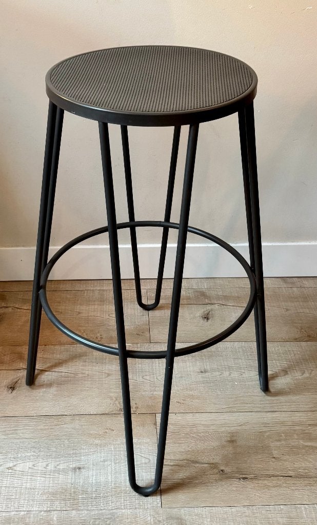 2x Kave Home Madona barkruk grafiet metaal, stapelbaar, Ophalen, Met voetsteun, 60 tot 90 cm, Zo goed als nieuw