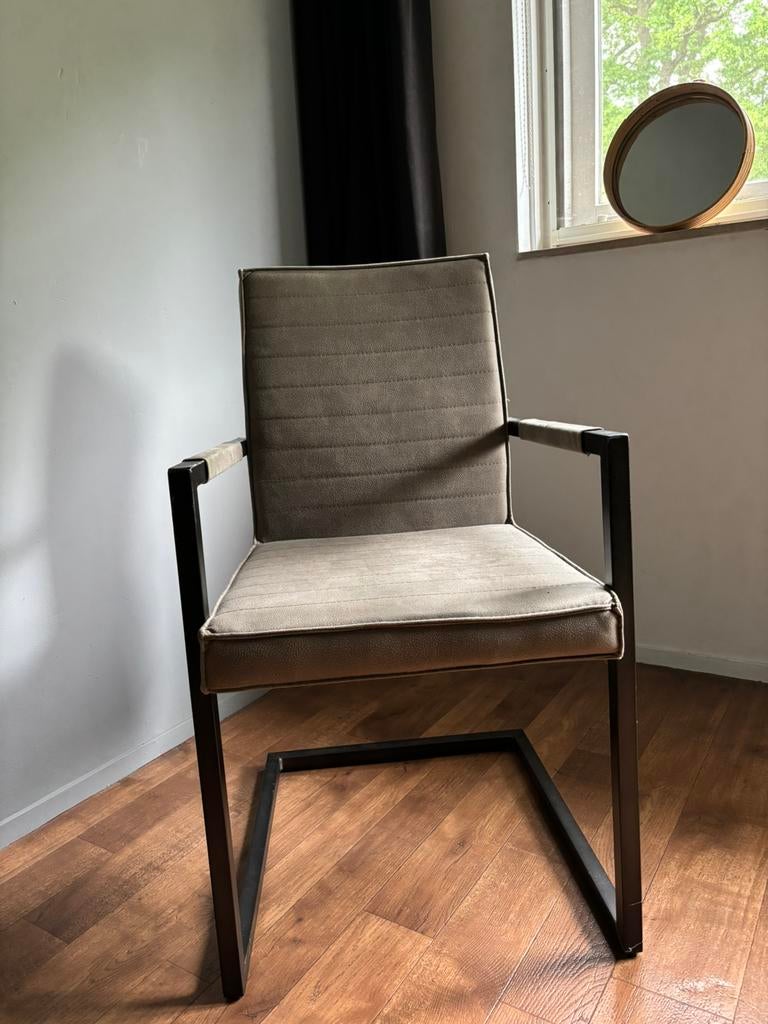 Drie taupe eetkamer stoelen, Ophalen, Zo goed als nieuw, Overige kleuren, Drie