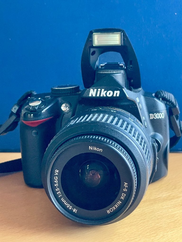Nikon D3000 digitale spiegelreflex camera, Audio, Tv en Foto, Fotocamera's Digitaal, Ingebouwde flitser, Lensdop, Spiegelreflex