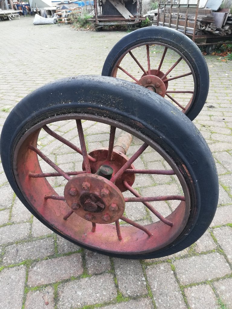 Antieke as met 2 wielen vol ijzer 111 cm lang volle banden