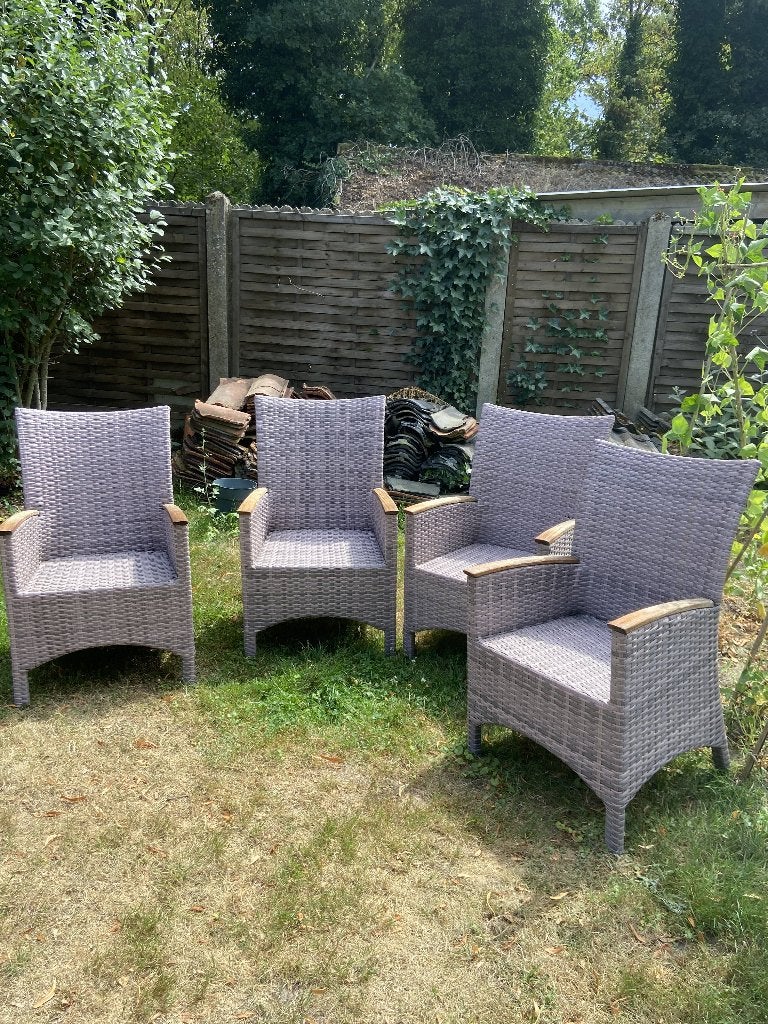 4 lichtgrijze wicker tuinstoelen met houten leuningen, Ophalen, Gebruikt, Wicker