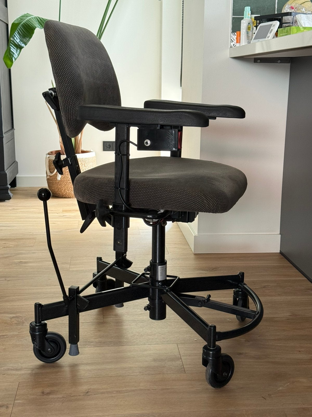 Nette Mercado Medic trippelstoel elek. Hoog/laag van 80+ cm!, Ophalen, Gebruikt