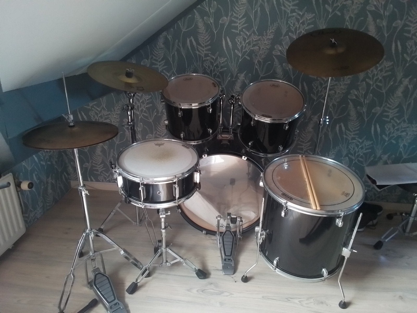 Pearl drumstel met bekkens en stokken, Muziek en Instrumenten, Drumstellen en Slagwerk, Gebruikt, Pearl, Ophalen