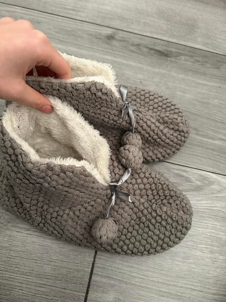 Leuke pantoffels, Ophalen of Verzenden, Gedragen, Grijs, Pantoffels of Sloffen