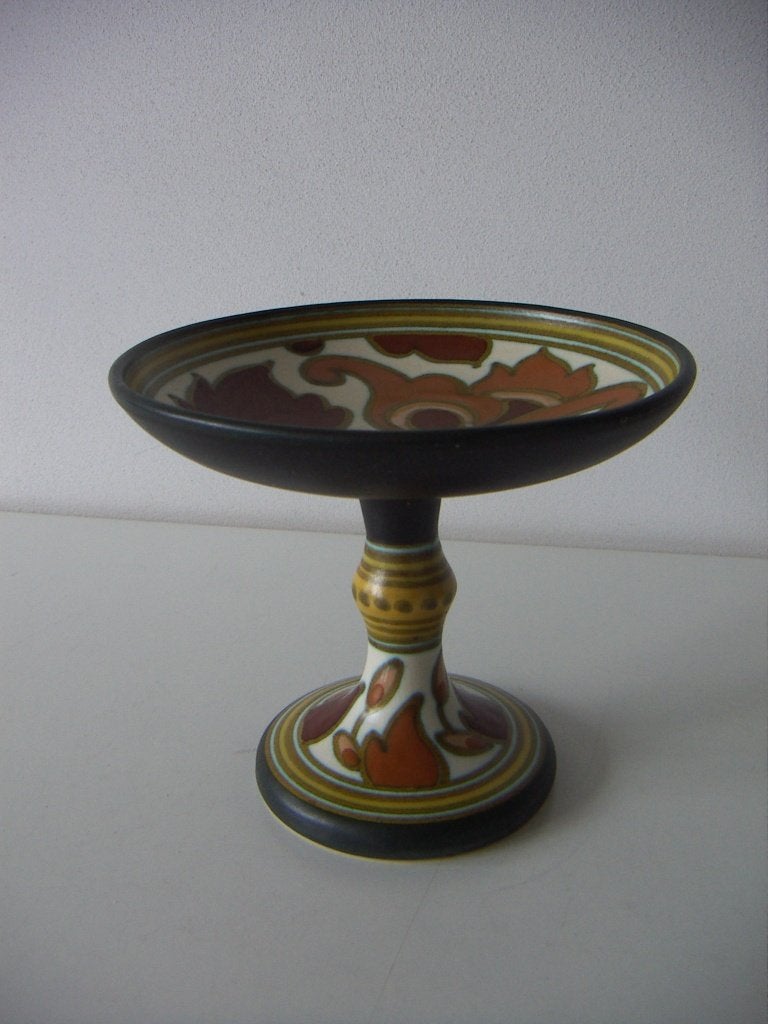 Zuid Holland Gouda plateel keramiek schaal op voet jr.1926., Porselein of Keramiek, Schaal, Rond, Ophalen of Verzenden