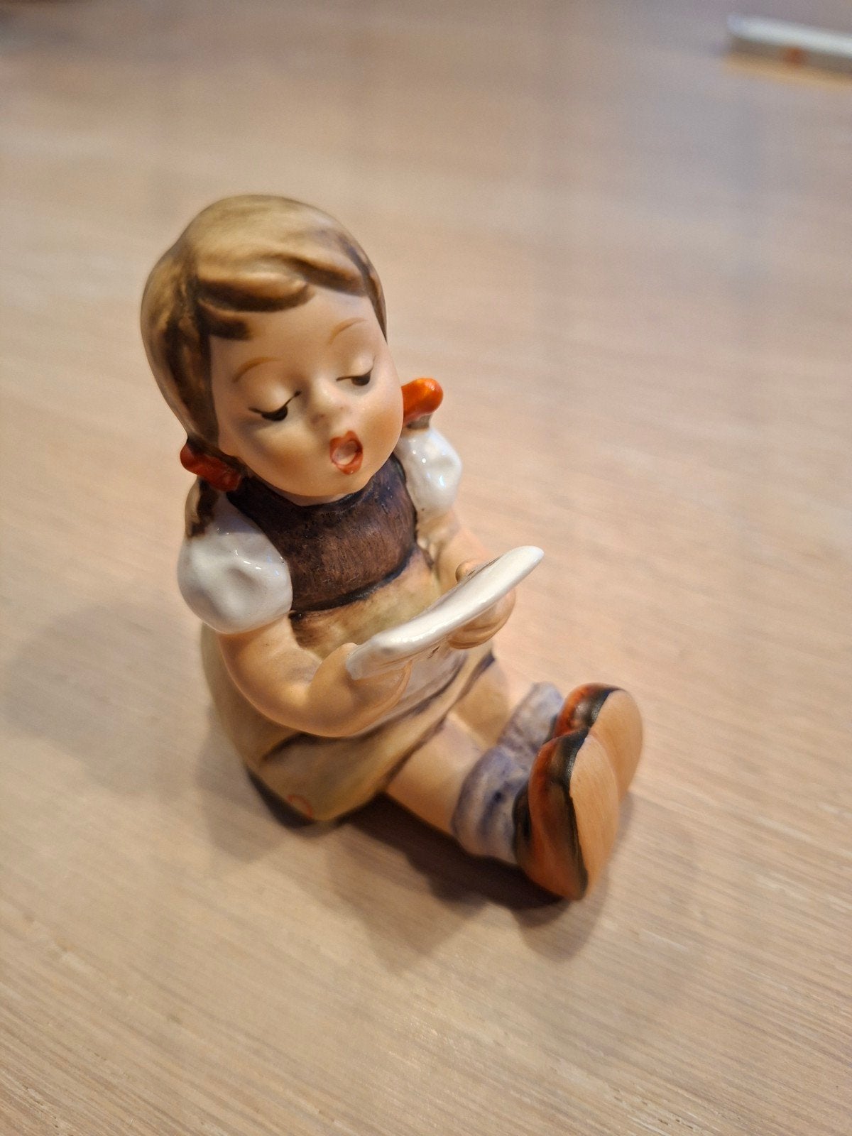 Hummel Goebel beeldje 389 - Zittend meisje met boek, Ophalen of Verzenden, Nieuw