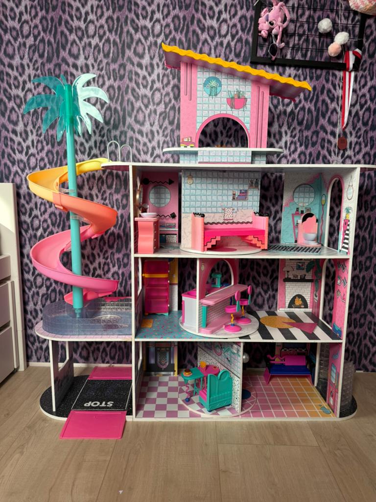 L.O.L. Surprise! OMG Huis / vakantiehuis / glijbaan /meubels, Ophalen, Zo goed als nieuw, Poppenhuis
