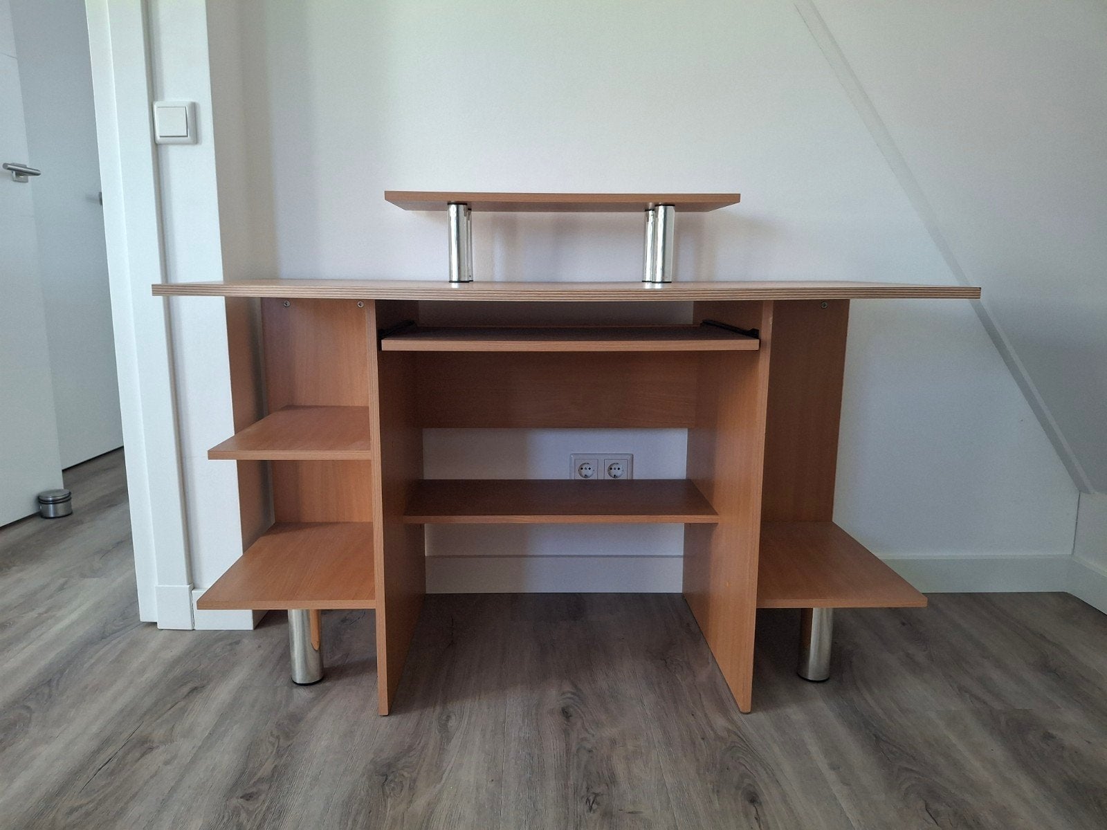 Compact computerbureau met uitschuifbaar toetsenbordblad