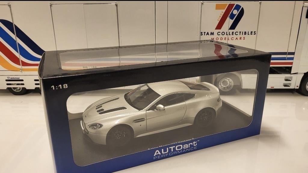 AUTOart Millennium Aston Martin V12 Vantage S Silver - 2015, Hobby en Vrije tijd, Modelauto's | 1:18, Auto, Autoart, Ophalen of Verzenden