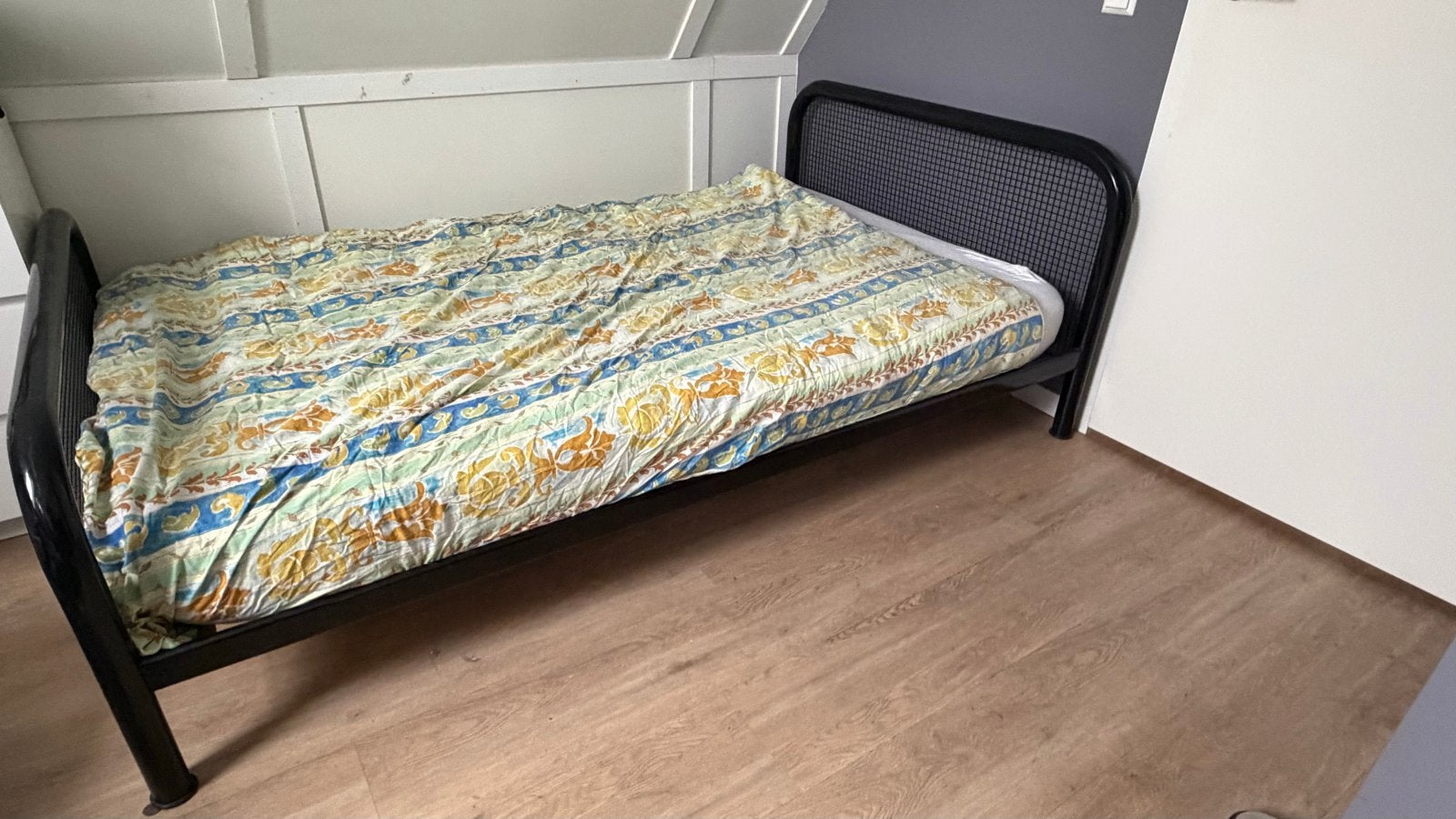 Twijfelaar bed met lattenbodem en matras, Ophalen, Gebruikt, Zwart, Twijfelaar
