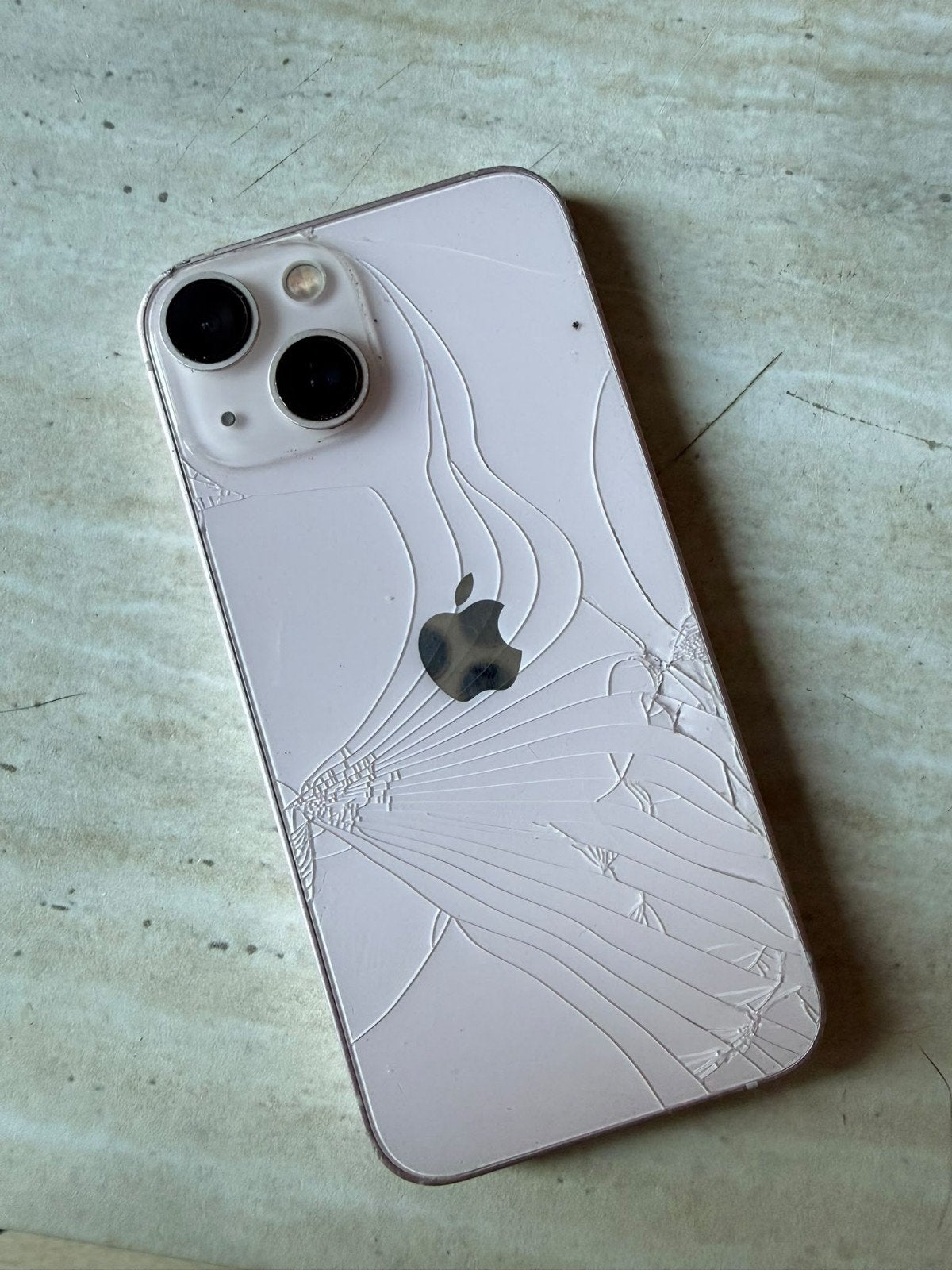 Foto 4 van iPhone 13 mini 128GB - Achterkant beschadigd