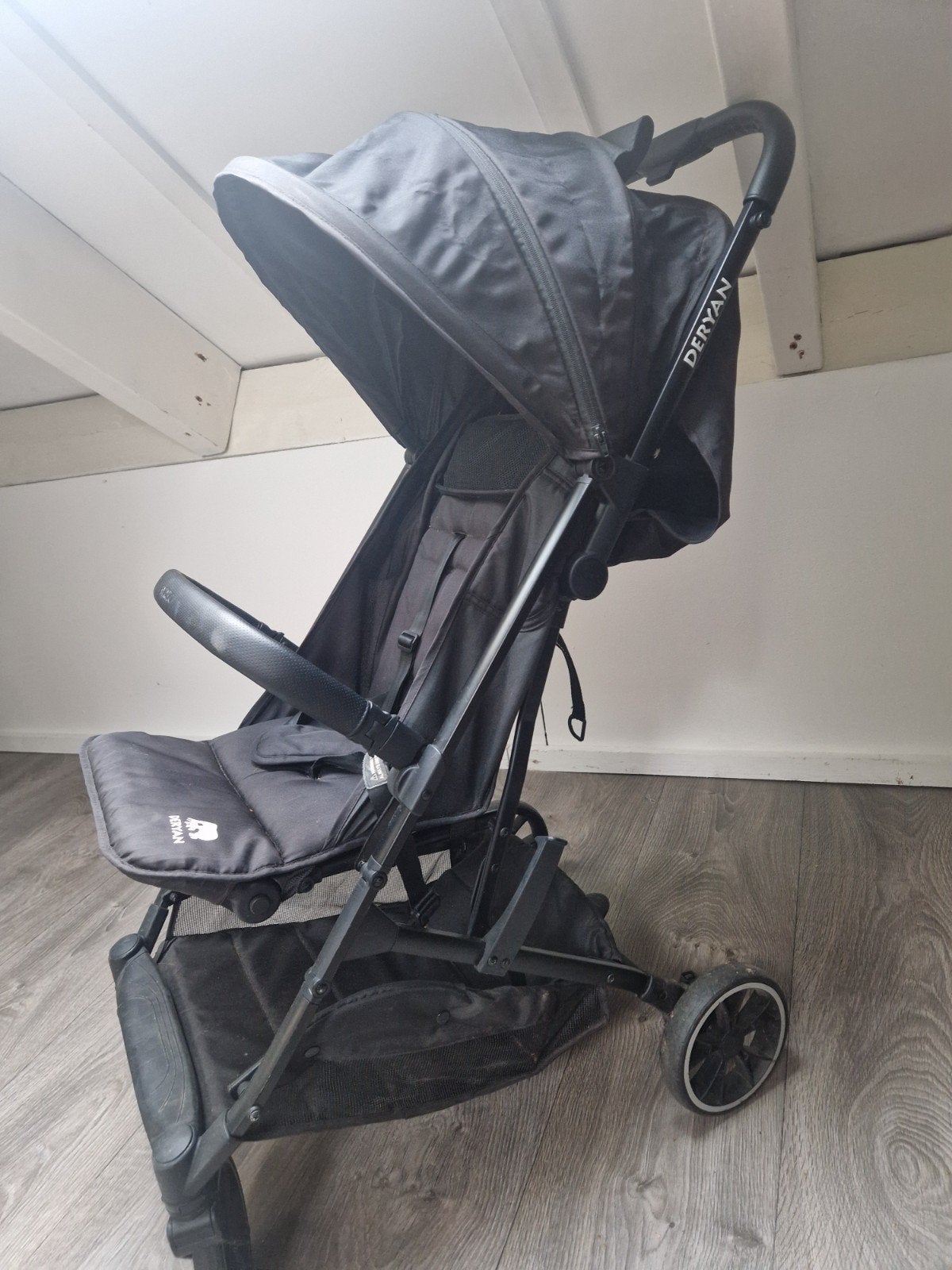 buggy van het merk deryan, Kinderen en Baby's, Buggy's, Ophalen, Zo goed als nieuw