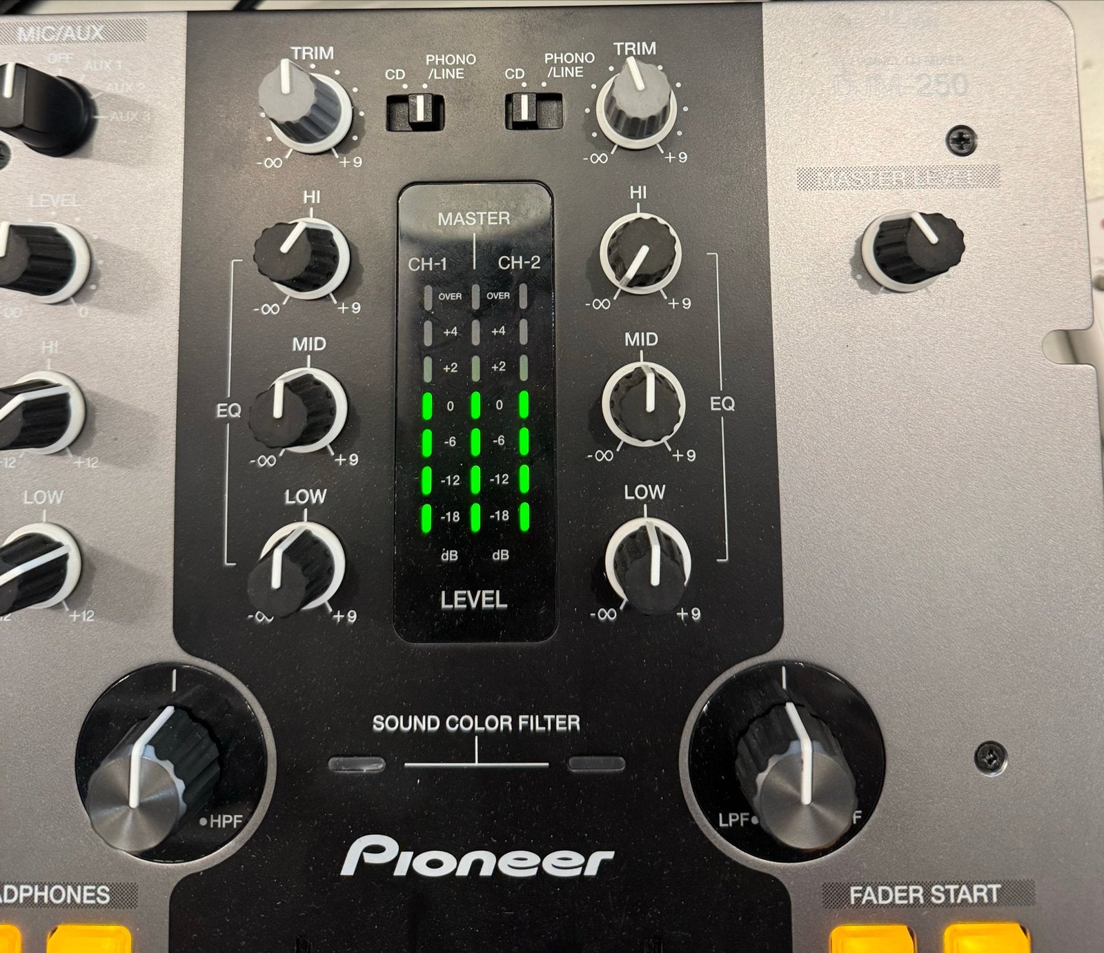 Pioneer DJM-250 2-kanaals DJ Mixer, Muziek en Instrumenten, Gebruikt, ., Minder dan 5 kanalen, Microfooningang
