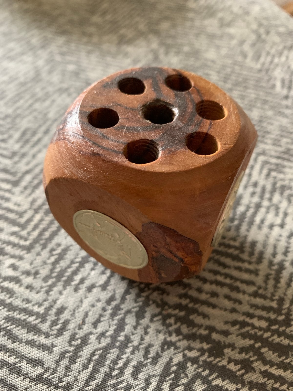 Unieke houten dobbelsteen pennenhouder met reliëfmedailles, Ophalen of Verzenden