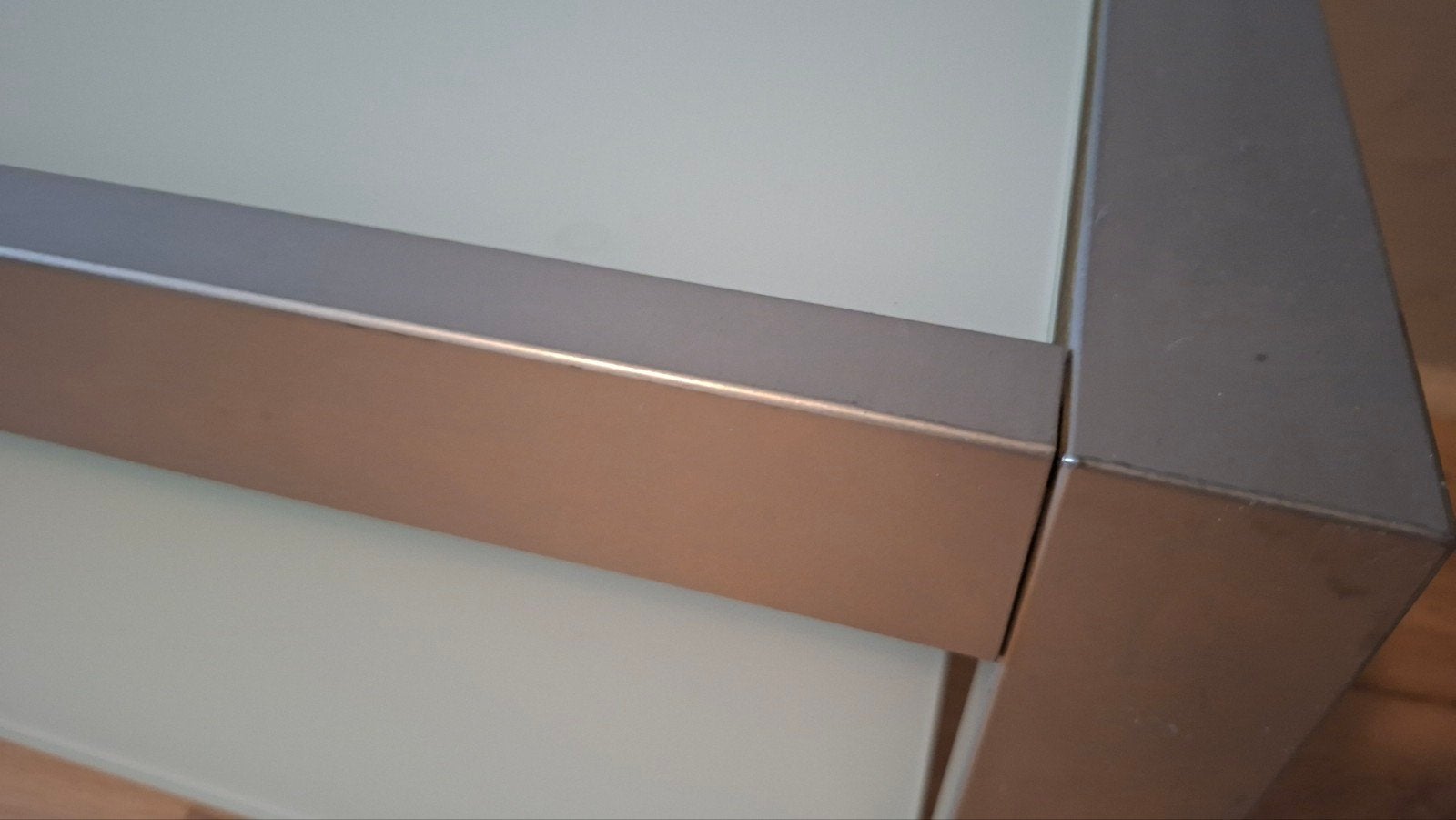 TV meubel met glazen blad en metalen frame, Minder dan 50 cm, Gebruikt, Ophalen of Verzenden, Glas
