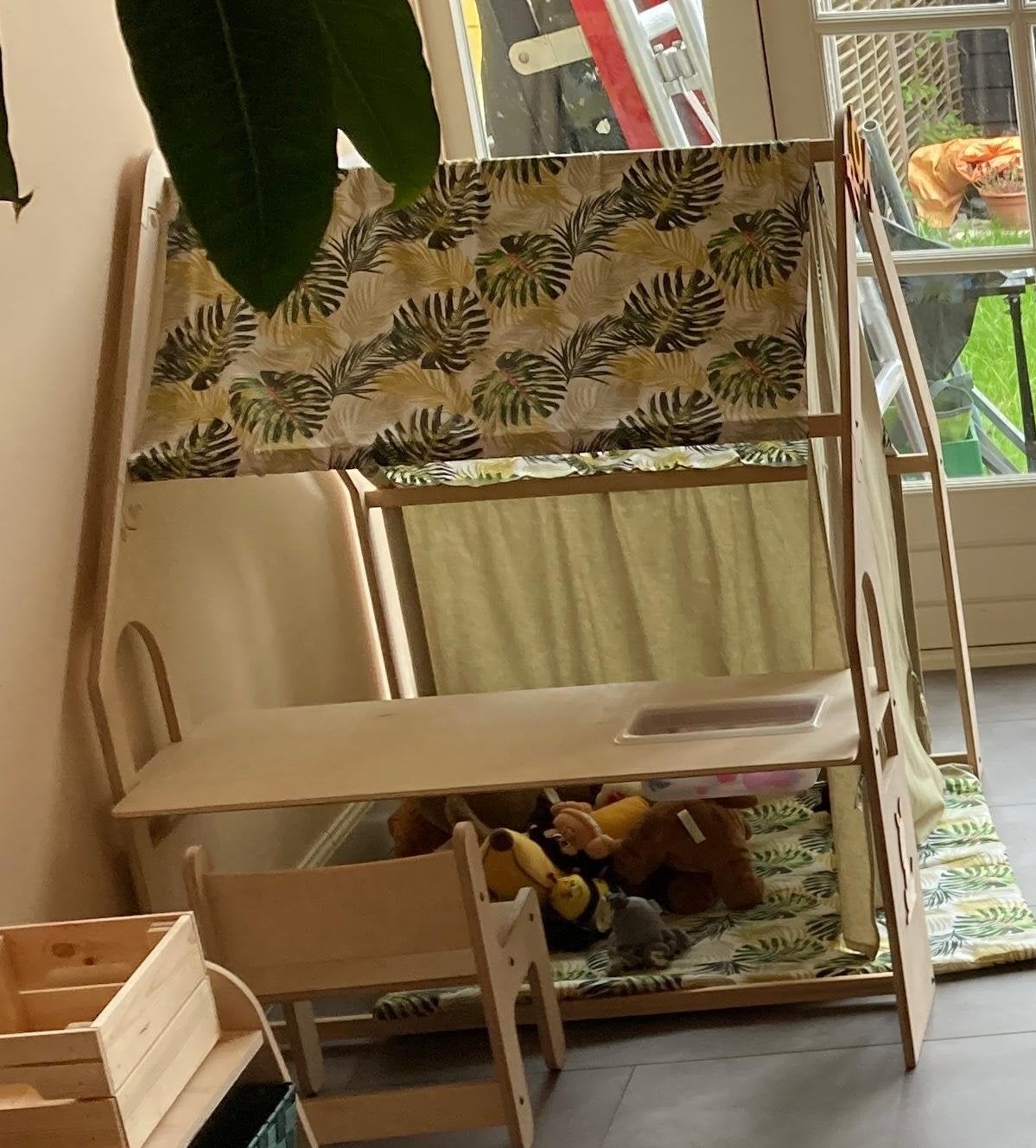 Houten speelhuisje met bureau en stoel, Ophalen of Verzenden, Zo goed als nieuw, Hout