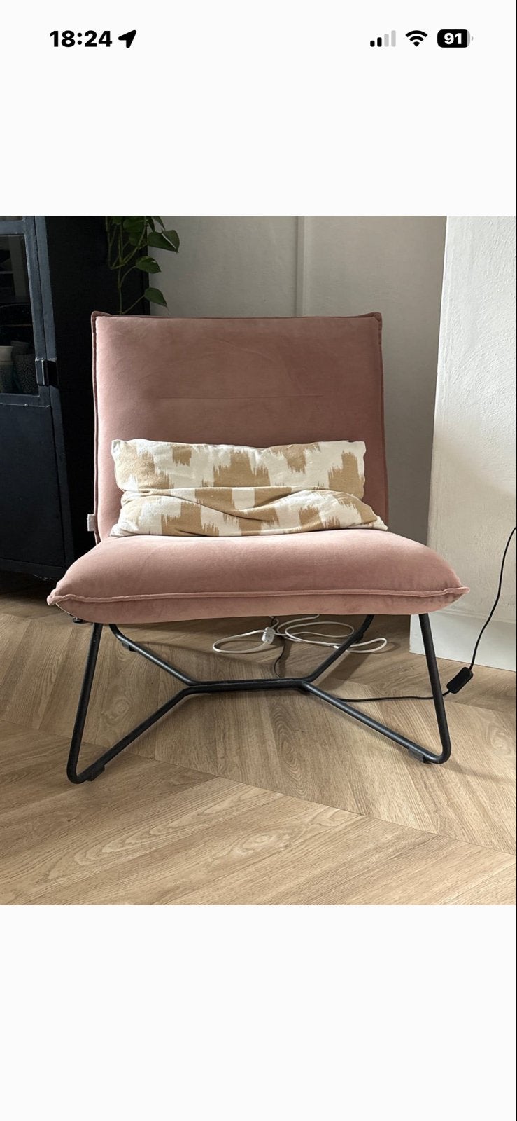 Roze fluwelen lounge stoel met zwart metalen onderstel, Ophalen, Overige kleuren, Zo goed als nieuw, Eén