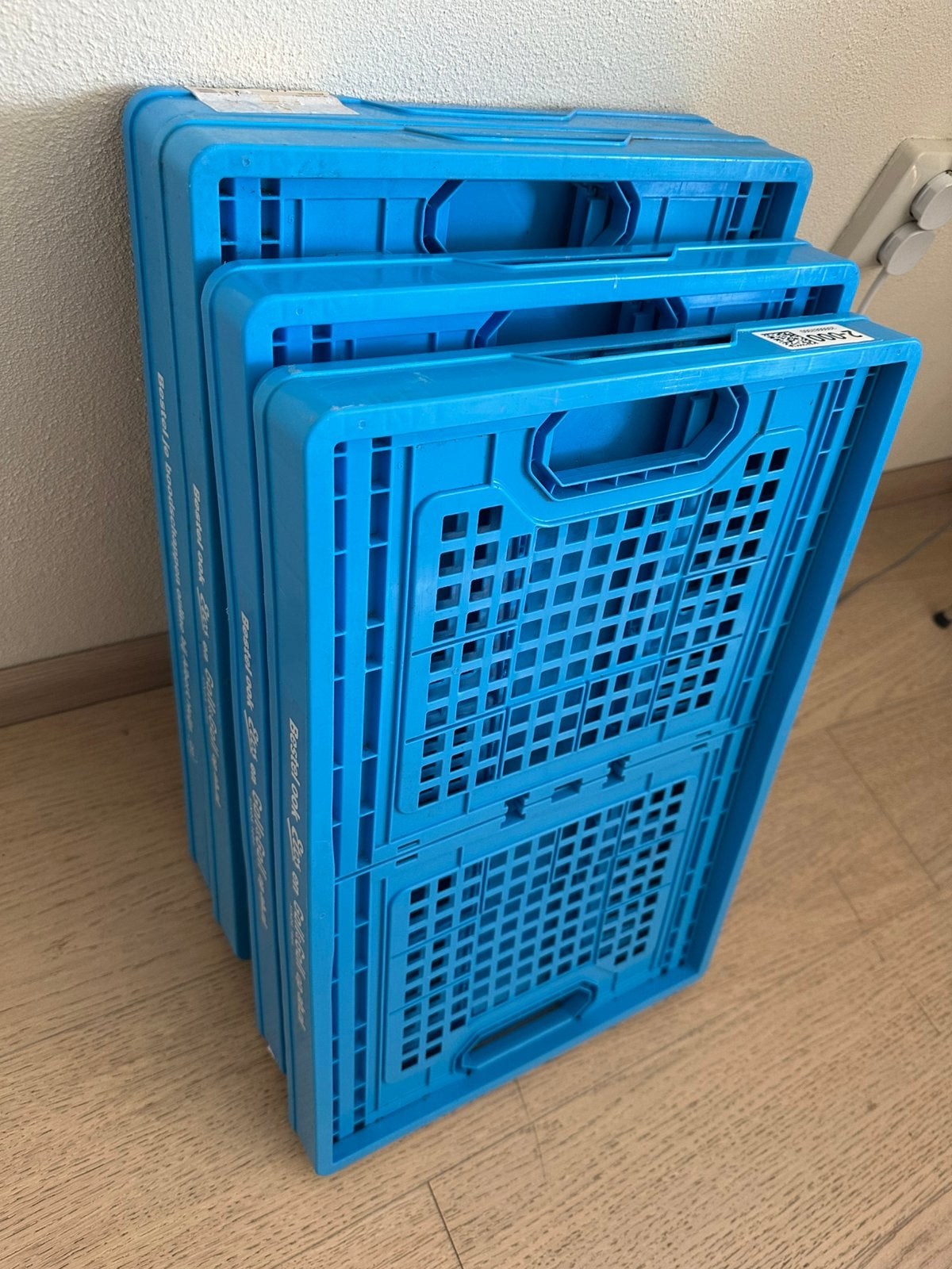 Nog 3 (-5) blauwe AH statiegeld-kratten. €4 per stuk, Ophalen, 40 tot 60 cm, 50 tot 75 cm, Minder dan 35 cm