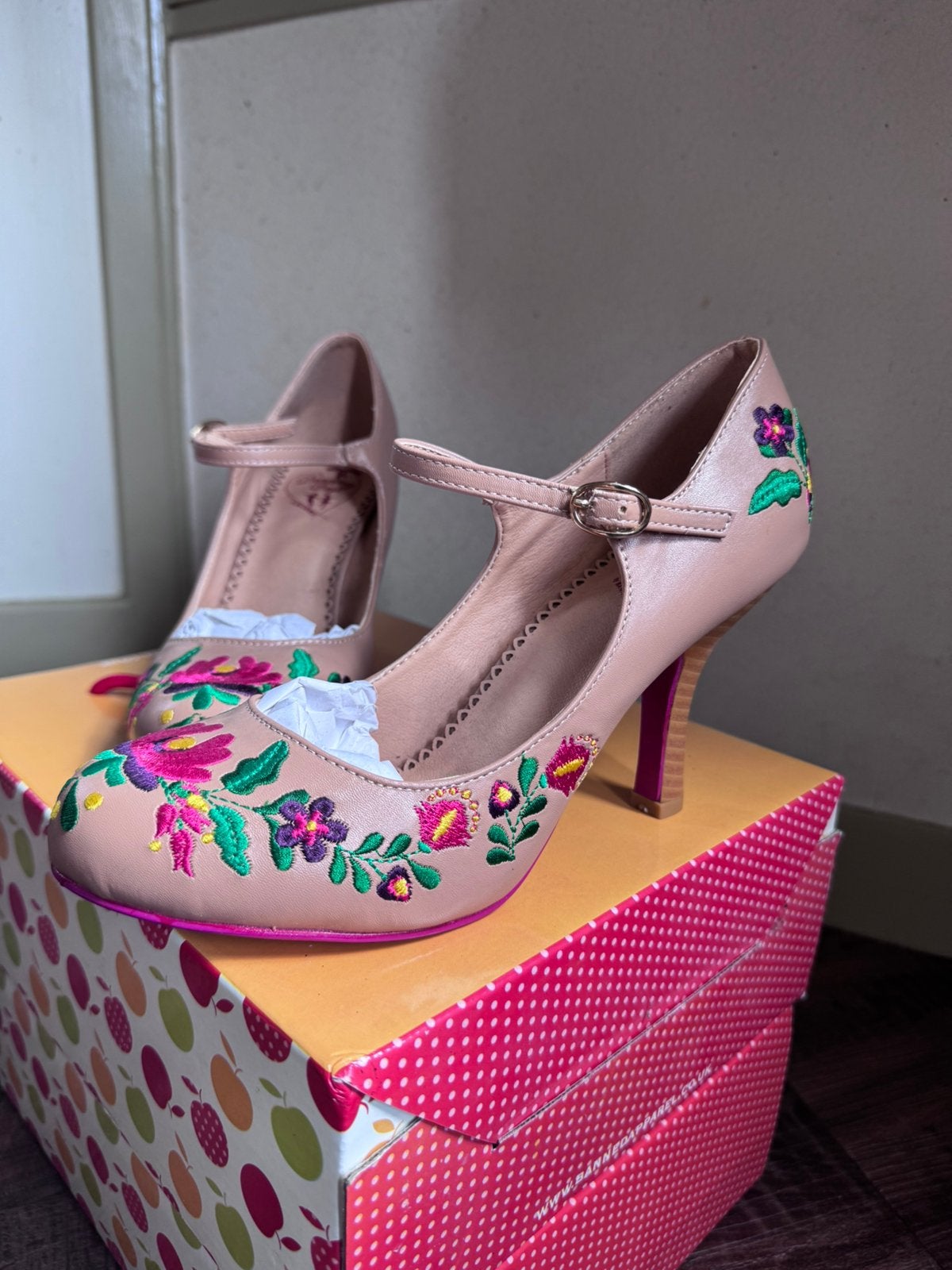 Nieuwe pumps By Banned frappe geborduurd mt 39, Ophalen of Verzenden, Nieuw, Beige