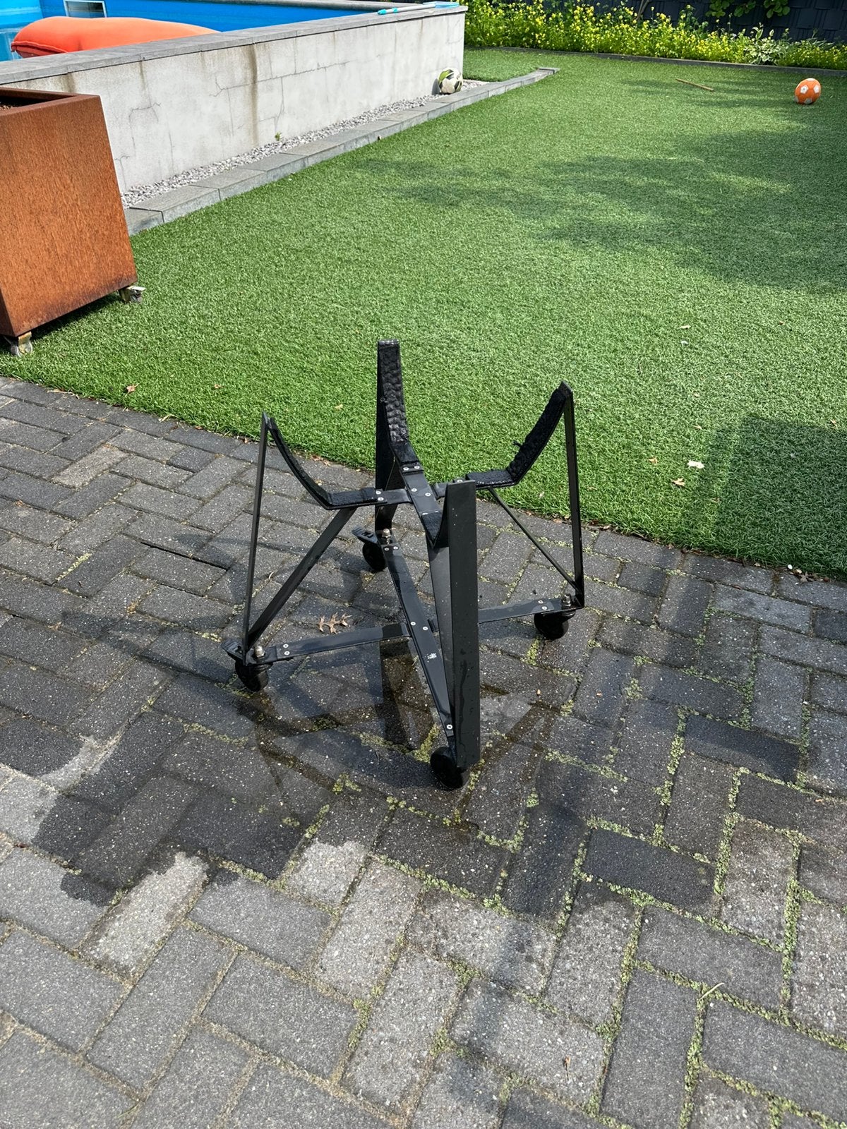 Kamado frame / onderstel op wielen – stevig stalen frame, Ophalen, Zo goed als nieuw