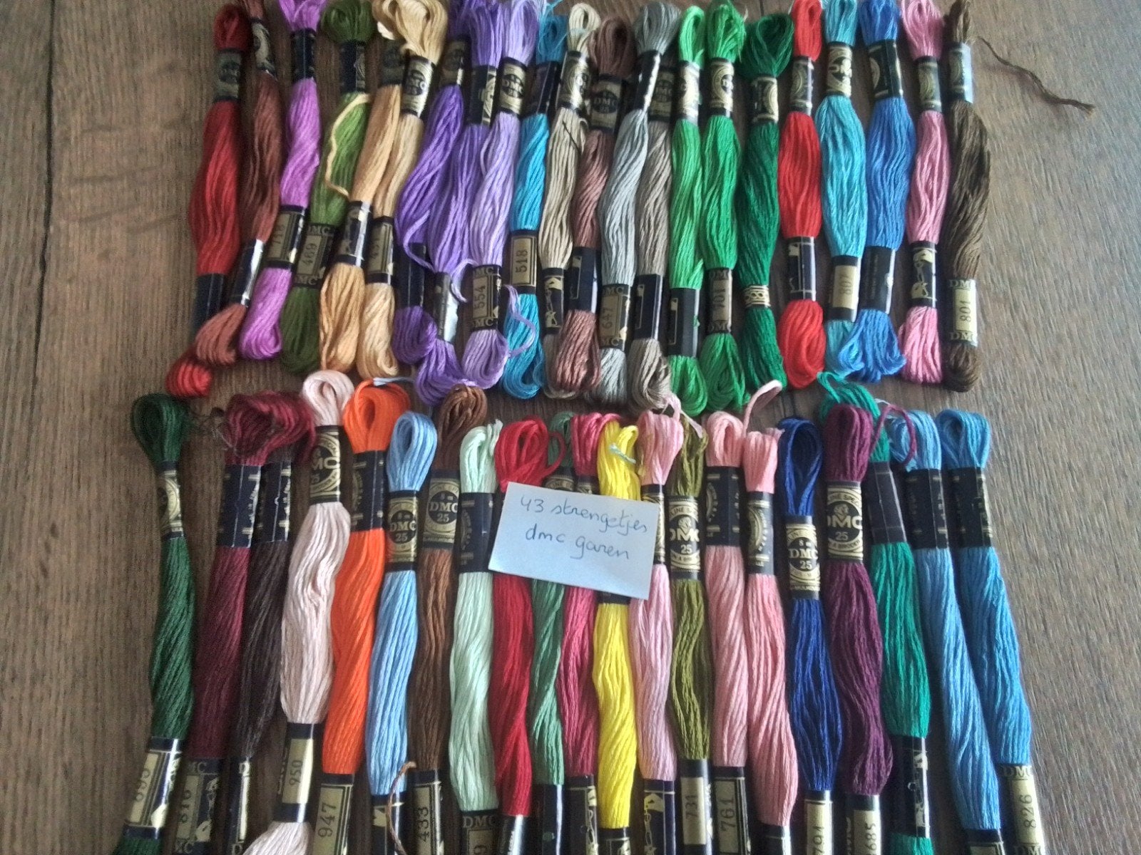 43 strengetjes echte dmc borduurgaren strengetjes, Hobby en Vrije tijd, Borduren en Borduurmachines, Ophalen of Verzenden, Zo goed als nieuw