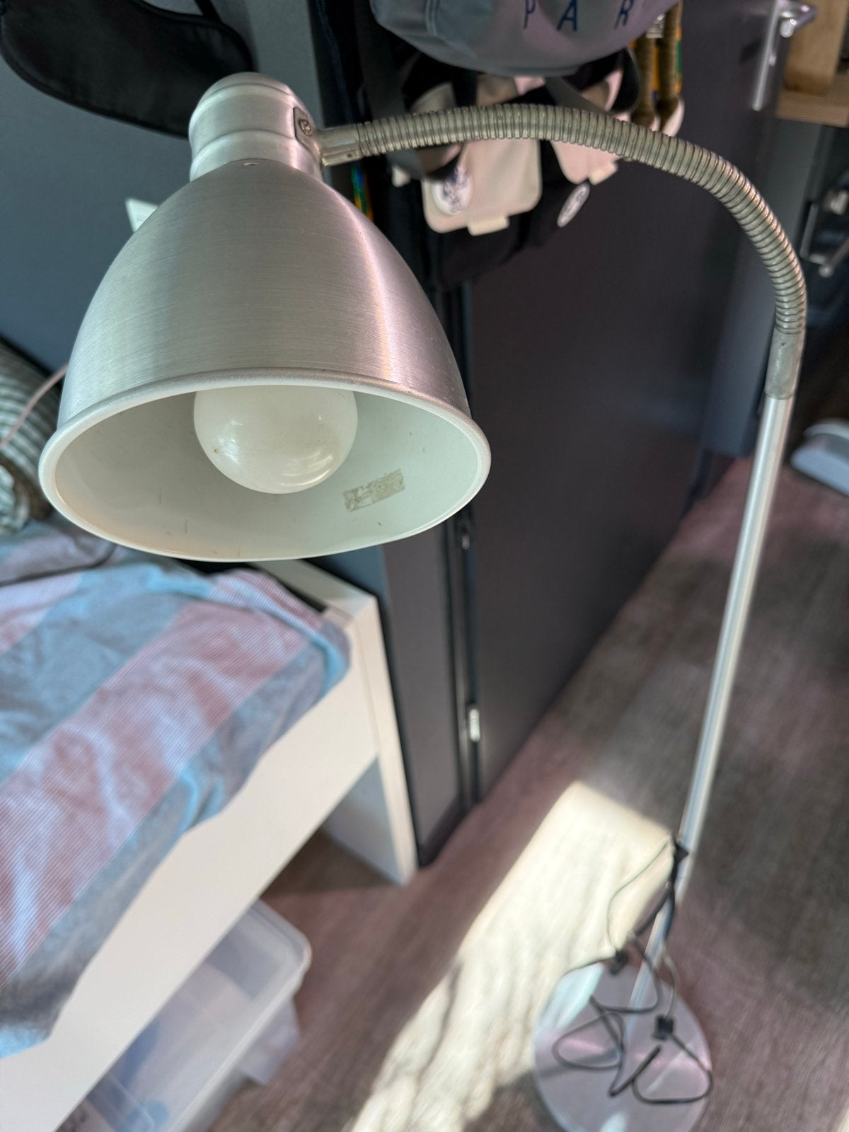 IKEA zilveren vloerlamp met warm wit licht, Huis en Inrichting, Ophalen, E27 (groot), Zo goed als nieuw, Metaal