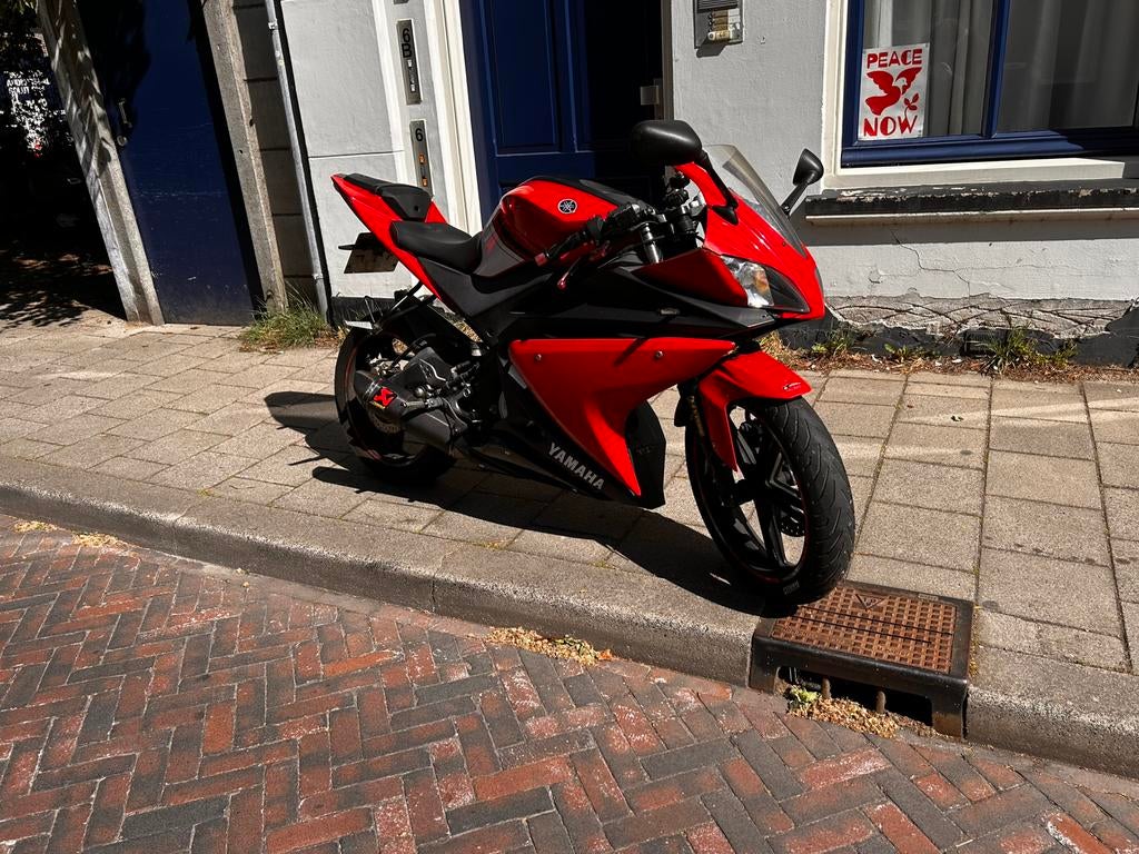 Yamaha Yzf R125 rood bw 2011 - Akrapovic - A1 rijbewijs, Motoren, Motoren | Yamaha, Occasion, 125 cc, 11 kW of minder, Handgeschakeld