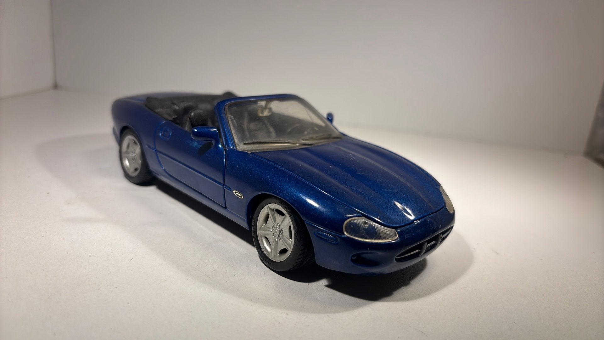 Jaguar xk8 maisto 1.24, Hobby en Vrije tijd, Modelauto's | 1:24, Maisto, Ophalen of Verzenden, A, A