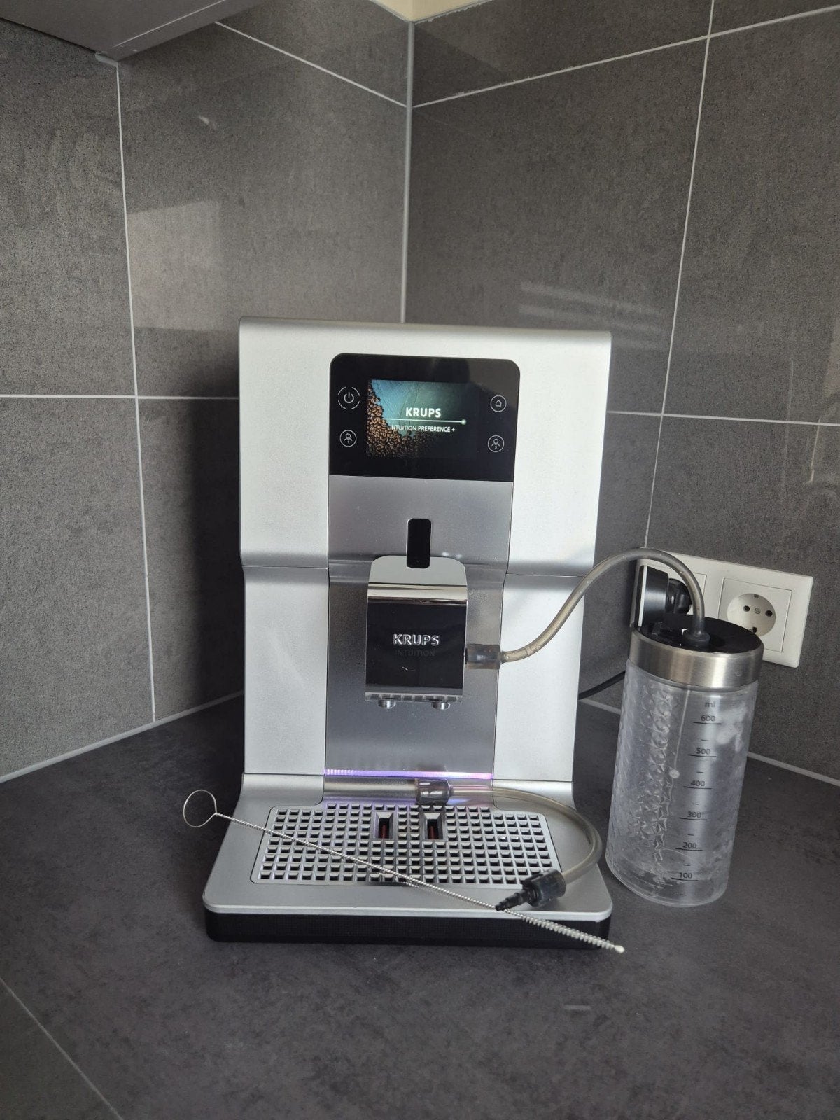 Krups EA875, Espresso apparaat, 10 kopjes of meer, Zo goed als nieuw, Afneembaar waterreservoir